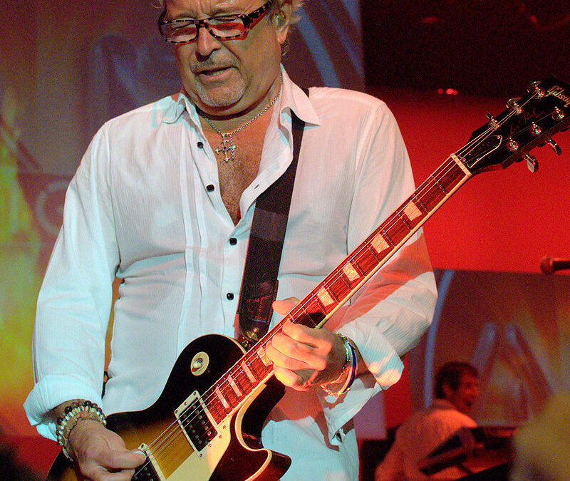 800px-Mickjones2009