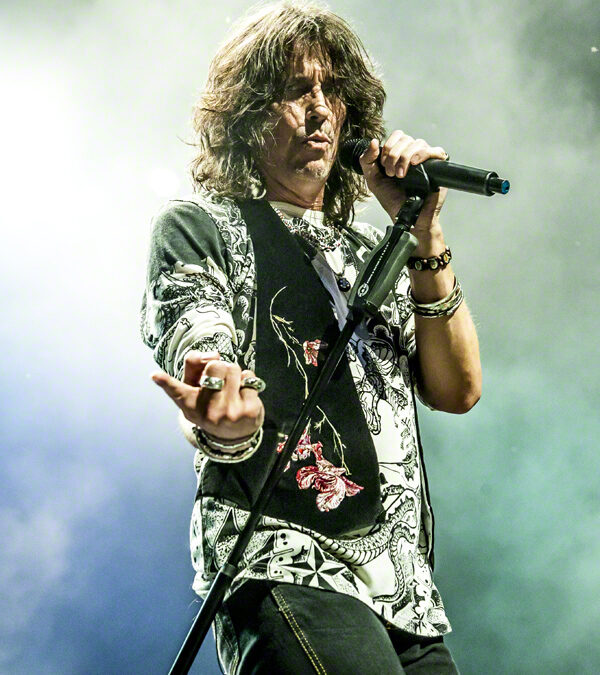 Kelly_Hansen_of_Foreigner_2013